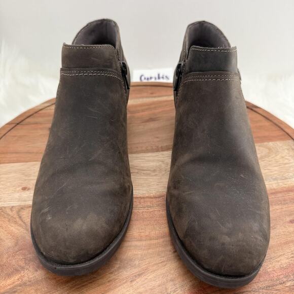 Clarks Boots Women's Size 9.5 Brown Ankle Booties Ring‎ Harness Side Zip Comfort - Picture 2 of 9
